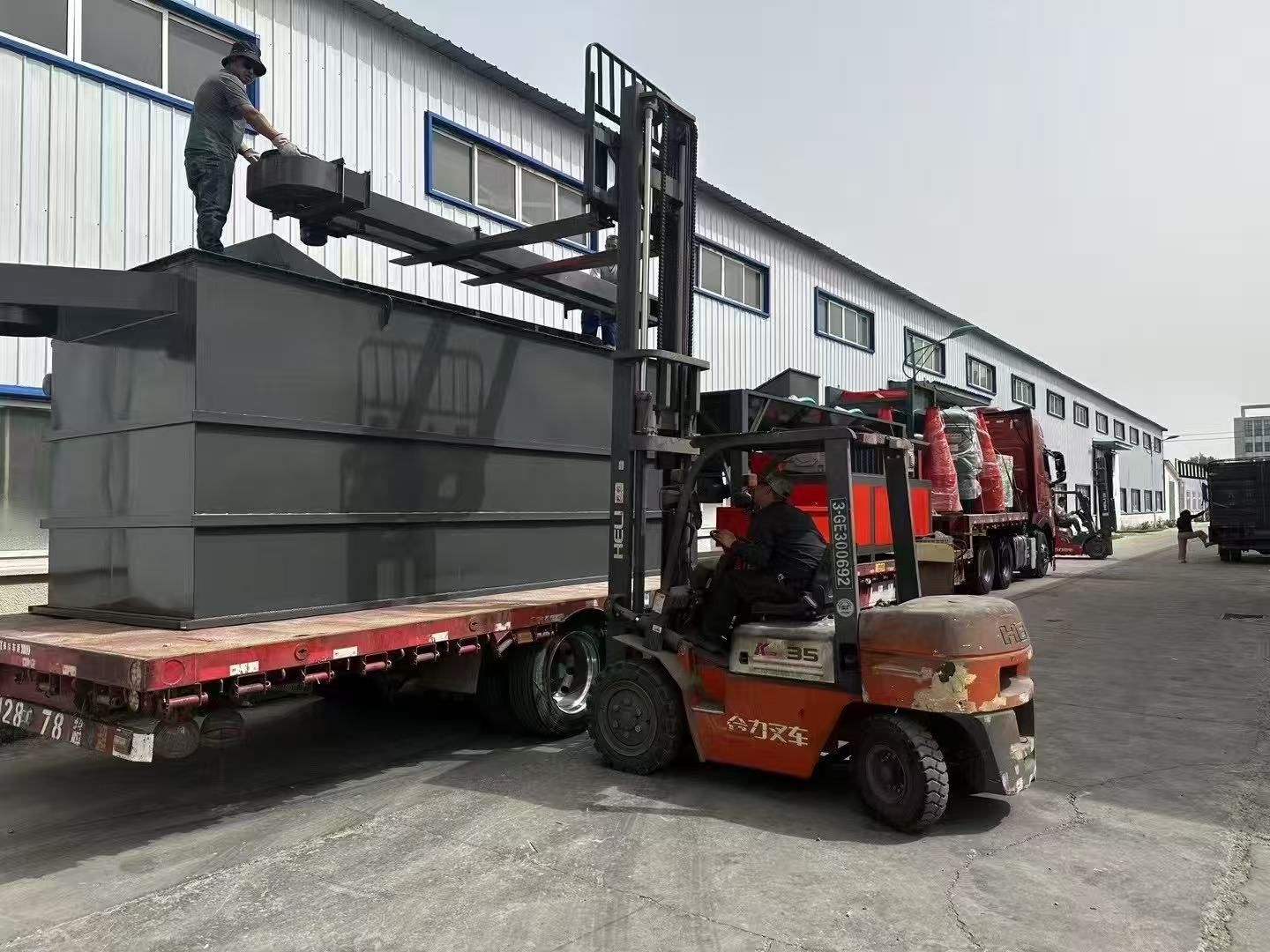 大型線(xiàn)路板回收設(shè)備發(fā)貨第二車(chē)